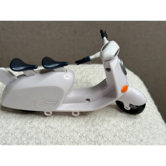 Bratz Lil Mini White 2 Seater Vespa Scooter Sidecar 6" Long Rare 2002 Toy girl - Picture 6 of 10